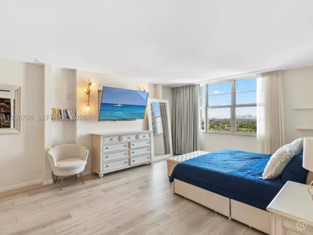 4-bedroom condo for sale in Miami Beach - 5660 Collins Ave 18A - MondialRealty