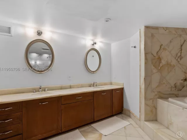 4-bedroom condo for sale in Miami Beach - 5660 Collins Ave 18A - MondialRealty