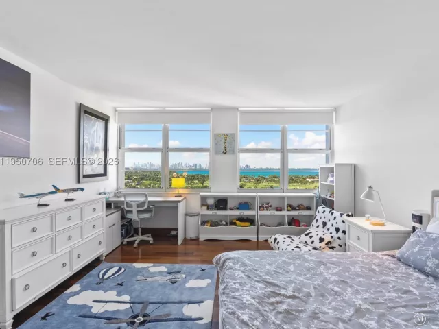 4-bedroom condo for sale in Miami Beach - 5660 Collins Ave 18A - MondialRealty