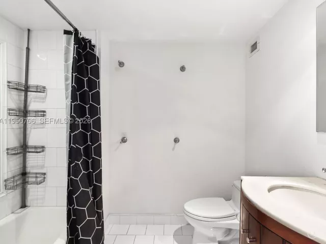 4-bedroom condo for sale in Miami Beach - 5660 Collins Ave 18A - MondialRealty
