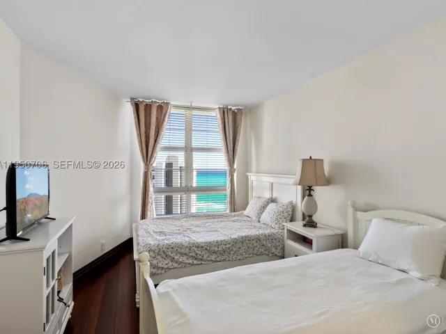4-bedroom condo for sale in Miami Beach - 5660 Collins Ave 18A - MondialRealty