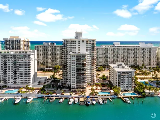 4-bedroom condo for sale in Miami Beach - 5660 Collins Ave 18A - MondialRealty