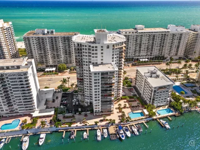 4-bedroom condo for sale in Miami Beach - 5660 Collins Ave 18A - MondialRealty