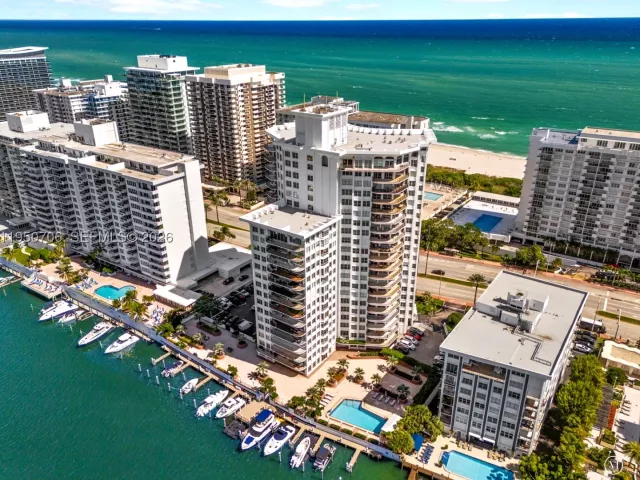 4-bedroom condo for sale in Miami Beach - 5660 Collins Ave 18A - MondialRealty