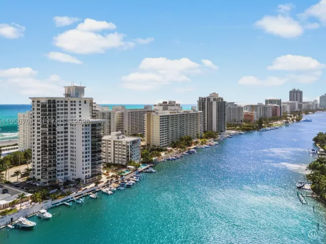 4-bedroom condo for sale in Miami Beach - 5660 Collins Ave 18A - MondialRealty