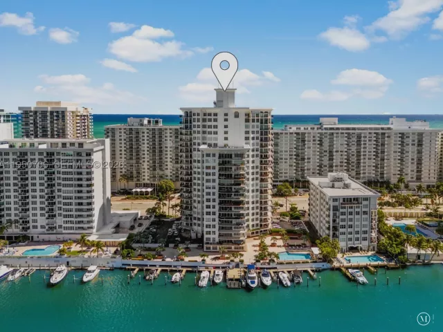 4-bedroom condo for sale in Miami Beach - 5660 Collins Ave 18A - MondialRealty