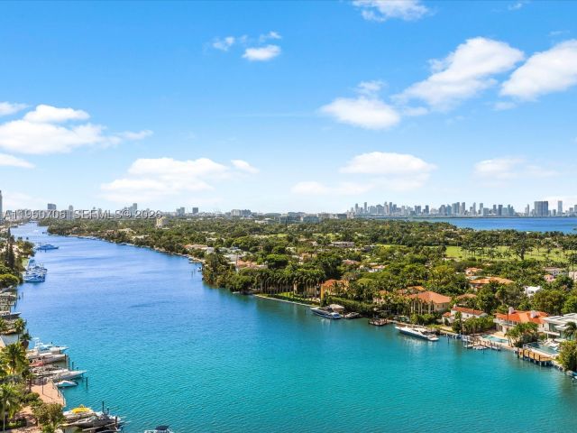 4-bedroom condo for sale in Miami Beach - 5660 Collins Ave 18A - MondialRealty