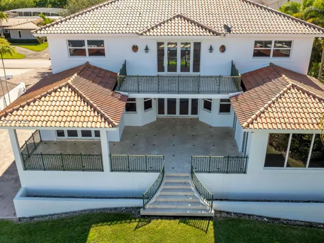5-bedroom home for sale in Coral Gables - 6275 Dolphin Dr - MondialRealty