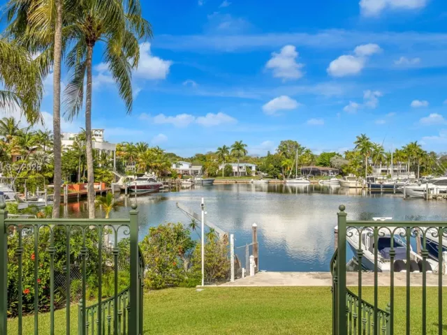 5-bedroom home for sale in Coral Gables - 6275 Dolphin Dr - MondialRealty