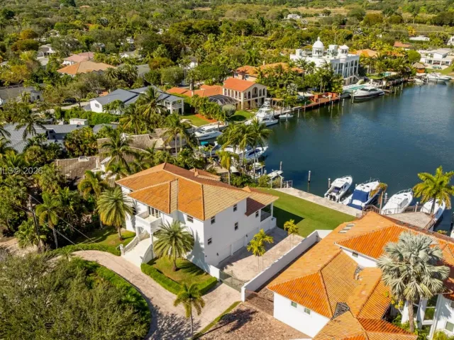 5-bedroom home for sale in Coral Gables - 6275 Dolphin Dr - MondialRealty