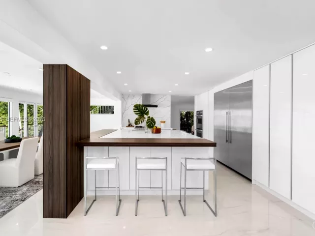 5-bedroom home for sale in Coral Gables - 6832 Sunrise Ct - MondialRealty