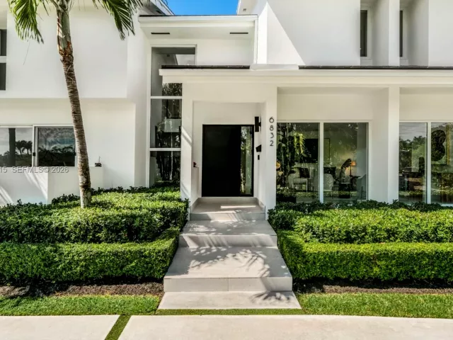 5-bedroom home for sale in Coral Gables - 6832 Sunrise Ct - MondialRealty