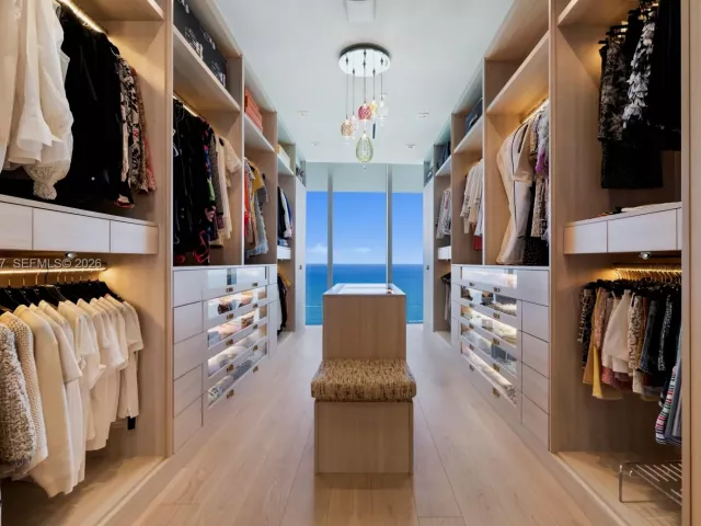 5-bedroom condo for sale in Sunny Isles Beach - 18501 Collins Ave 3704 - MondialRealty