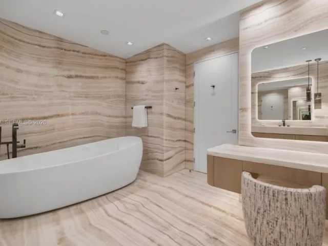 5-bedroom condo for sale in Sunny Isles Beach - 18501 Collins Ave 3704 - MondialRealty