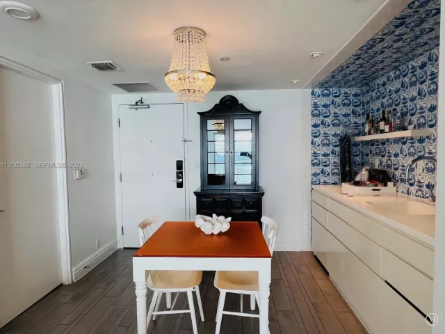 1-bedroom condo for sale in Miami Beach - 1100 West Ave 910 - MondialRealty