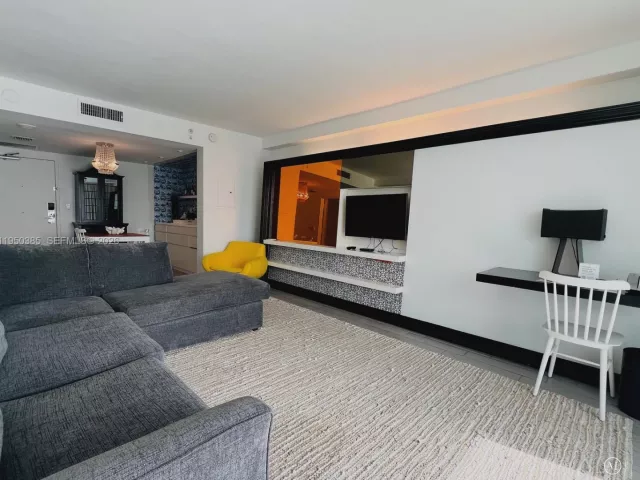1-bedroom condo for sale in Miami Beach - 1100 West Ave 910 - MondialRealty