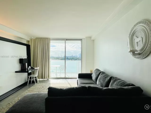 1-bedroom condo for sale in Miami Beach - 1100 West Ave 910 - MondialRealty