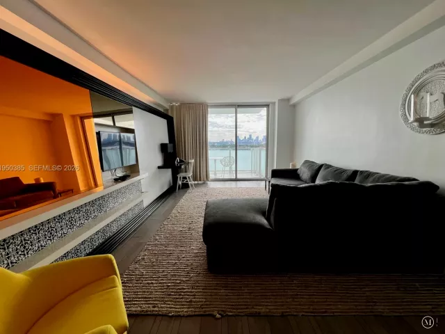 1-bedroom condo for sale in Miami Beach - 1100 West Ave 910 - MondialRealty