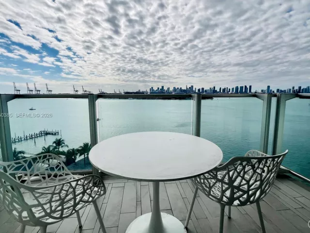 1-bedroom condo for sale in Miami Beach - 1100 West Ave 910 - MondialRealty