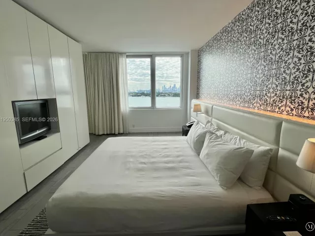 1-bedroom condo for sale in Miami Beach - 1100 West Ave 910 - MondialRealty