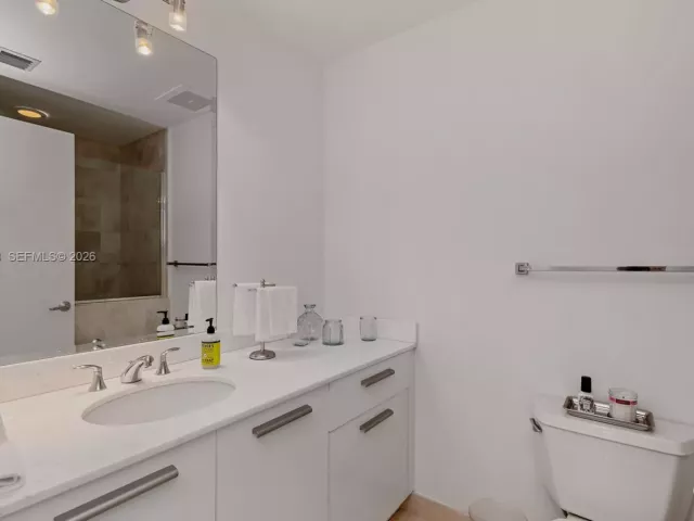 2-bedroom condo for rent in Miami - 1060 Brickell Ave 2207 - MondialRealty