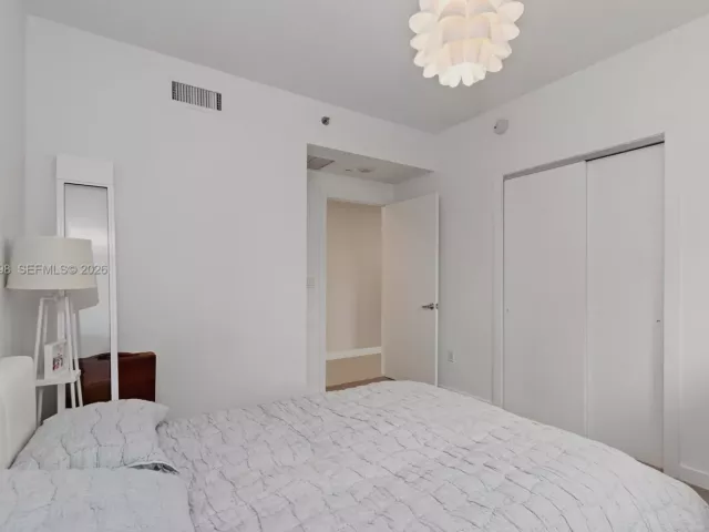 2-bedroom condo for rent in Miami - 1060 Brickell Ave 2207 - MondialRealty