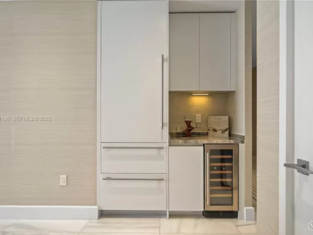 1-bedroom condo for sale in Miami - 700 NE 26th Ter 2404 - MondialRealty