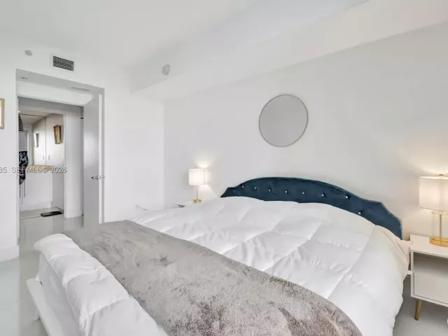 1-bedroom condo for sale in Miami - 325 S Biscayne Blvd 2616 - MondialRealty