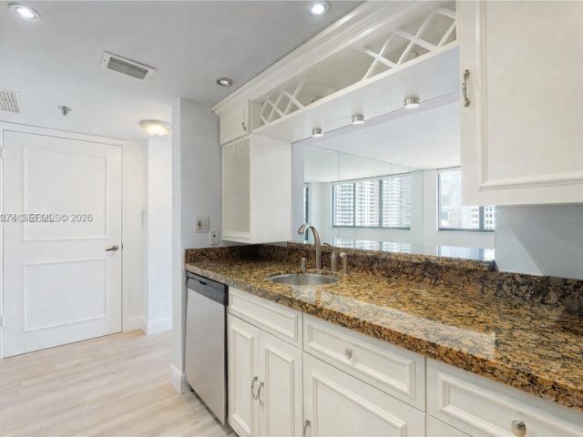 Apartment for rent  Unit #1111 - photo 7469770