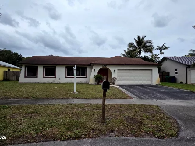 6-bedroom home for sale in Cooper City - 8755 SW 53rd Street - MondialRealty