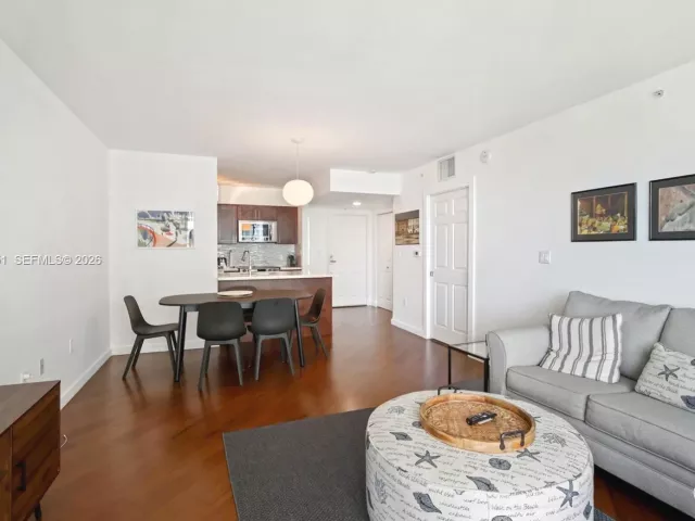 1-bedroom condo for rent in Miami - 1155 Brickell Bay Dr 1806 - MondialRealty