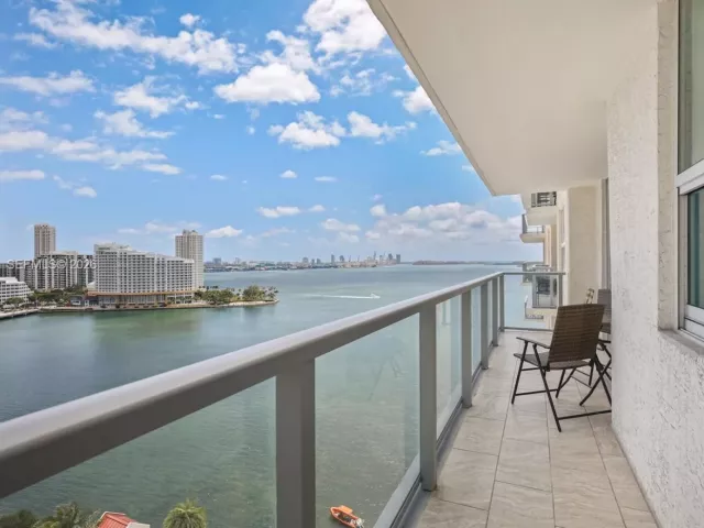 1-bedroom condo for rent in Miami - 1155 Brickell Bay Dr 1806 - MondialRealty