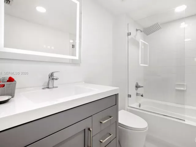 1-bedroom condo for rent in Miami - 1155 Brickell Bay Dr 1806 - MondialRealty