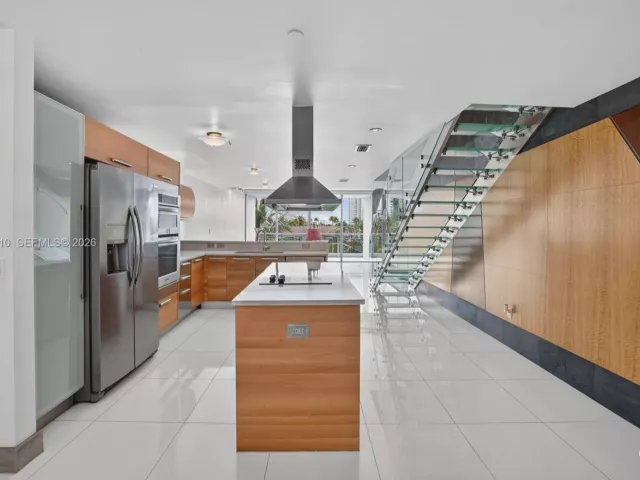 2-bedroom condo for sale in Aventura - 2950 NE 188th St 302 - MondialRealty