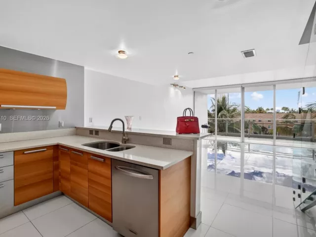 2-bedroom condo for sale in Aventura - 2950 NE 188th St 302 - MondialRealty