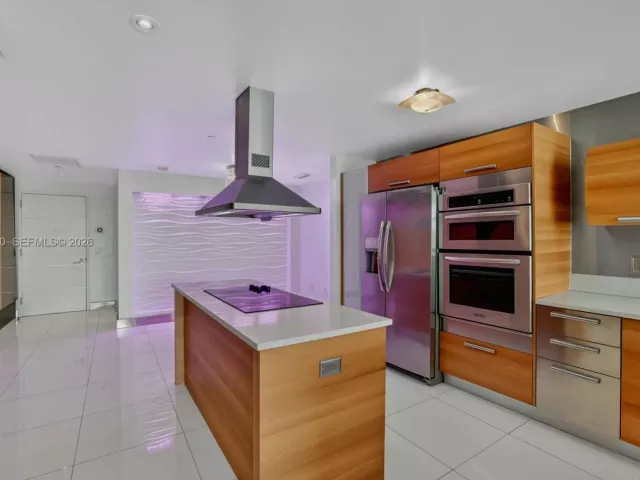 2-bedroom condo for sale in Aventura - 2950 NE 188th St 302 - MondialRealty