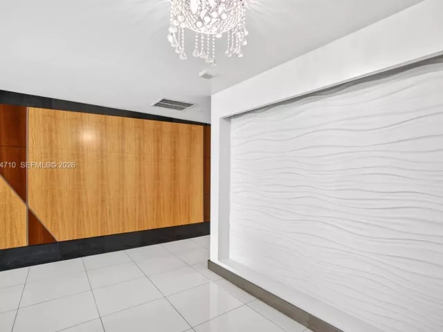 2-bedroom condo for sale in Aventura - 2950 NE 188th St 302 - MondialRealty