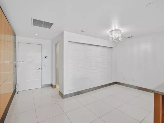 2-bedroom condo for sale in Aventura - 2950 NE 188th St 302 - MondialRealty