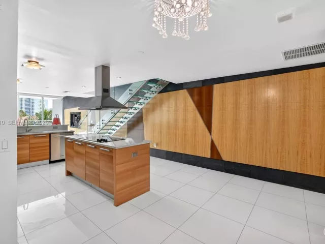 2-bedroom condo for sale in Aventura - 2950 NE 188th St 302 - MondialRealty