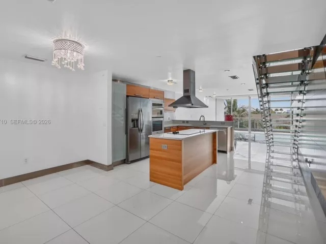 2-bedroom condo for sale in Aventura - 2950 NE 188th St 302 - MondialRealty
