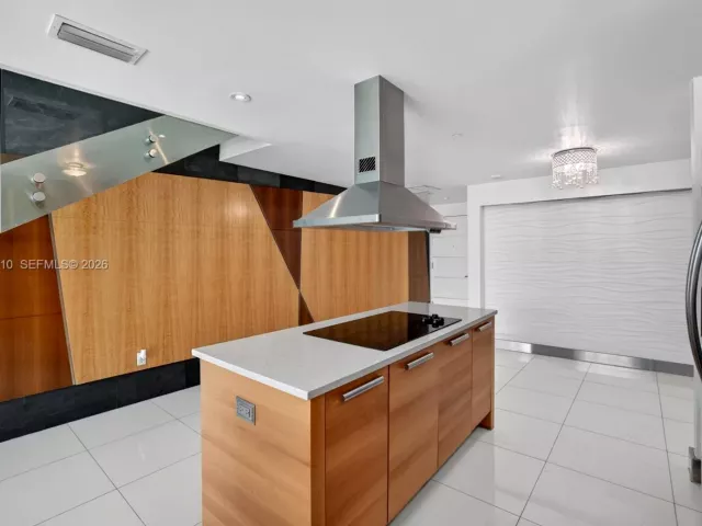 2-bedroom condo for sale in Aventura - 2950 NE 188th St 302 - MondialRealty