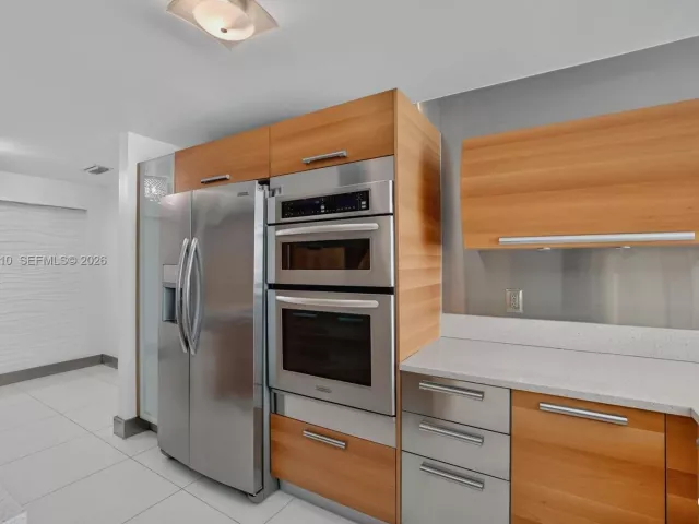 2-bedroom condo for sale in Aventura - 2950 NE 188th St 302 - MondialRealty