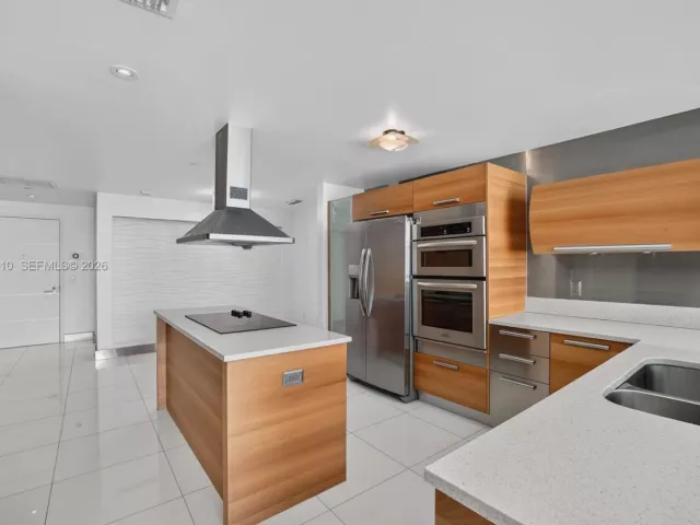 2-bedroom condo for sale in Aventura - 2950 NE 188th St 302 - MondialRealty