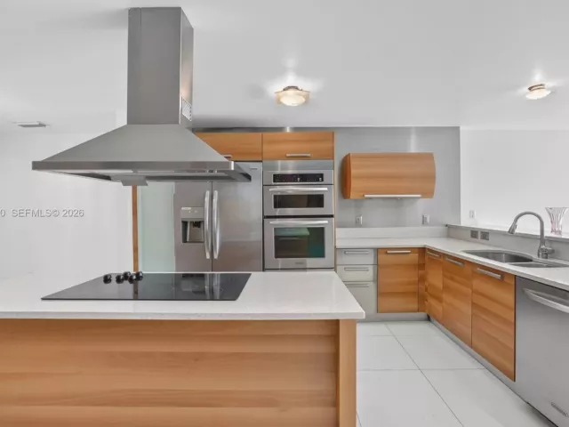 2-bedroom condo for sale in Aventura - 2950 NE 188th St 302 - MondialRealty