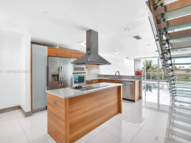 2-bedroom condo for sale in Aventura - 2950 NE 188th St 302 - MondialRealty