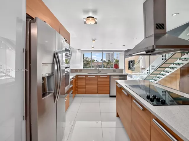 2-bedroom condo for sale in Aventura - 2950 NE 188th St 302 - MondialRealty