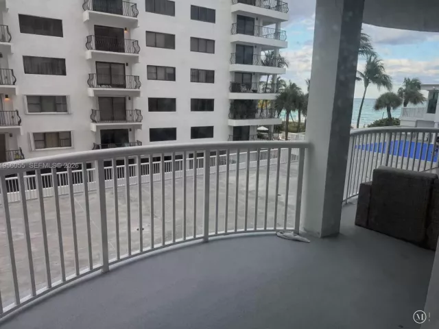 2-bedroom condo for sale in Miami Beach - 5401 Collins Ave 107 - MondialRealty