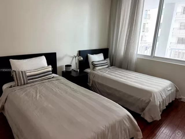 2-bedroom condo for sale in Miami Beach - 5401 Collins Ave 107 - MondialRealty