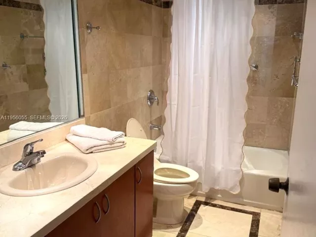 2-bedroom condo for sale in Miami Beach - 5401 Collins Ave 107 - MondialRealty