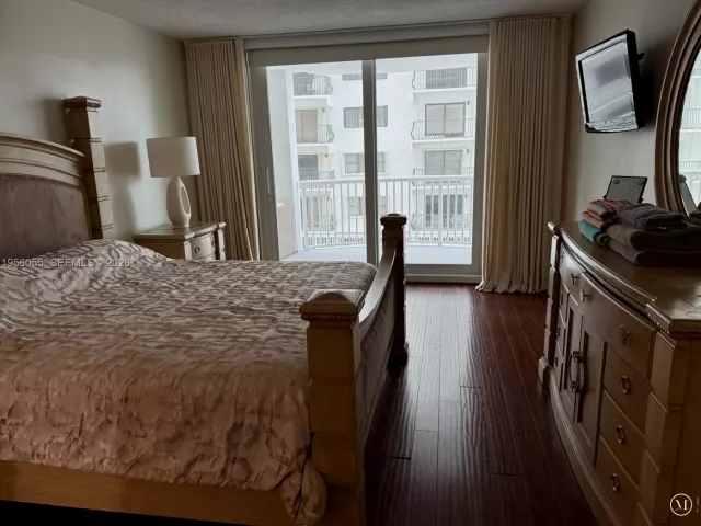 2-bedroom condo for sale in Miami Beach - 5401 Collins Ave 107 - MondialRealty